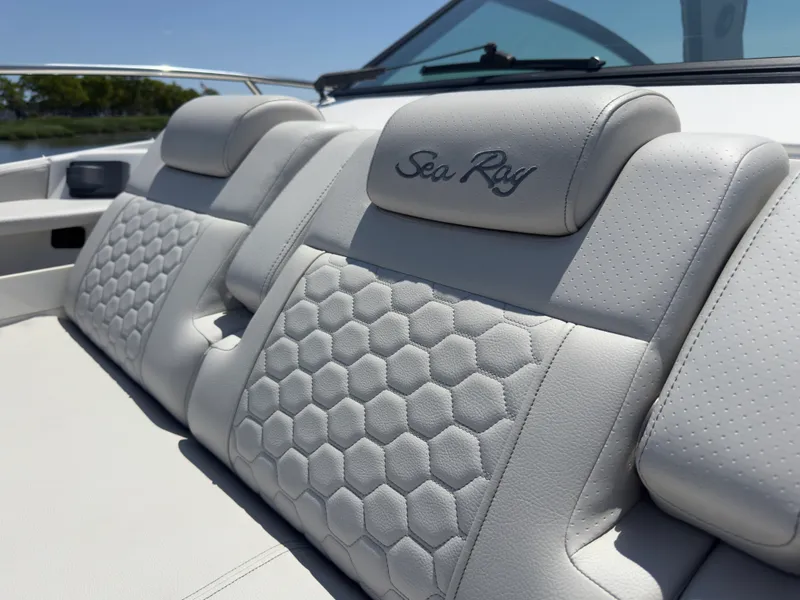 Slide: The Image of Sea Ray 320 SUNDANCER OB 2021 - 23