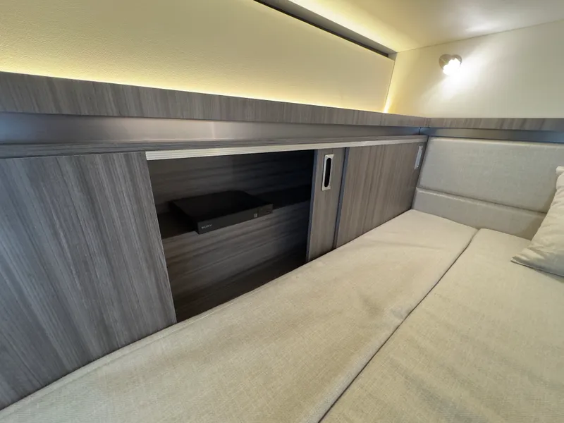 Slide: The Image of Sea Ray 320 SUNDANCER OB 2021 - 101