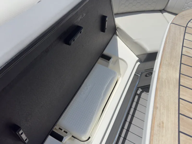 Slide: The Image of Sea Ray 320 SUNDANCER OB 2021 - 67