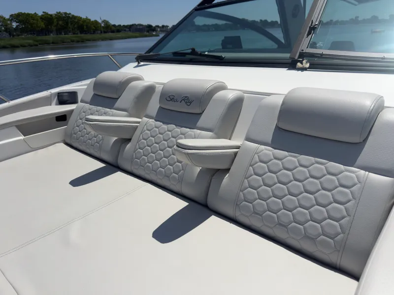 Slide: The Image of Sea Ray 320 SUNDANCER OB 2021 - 24
