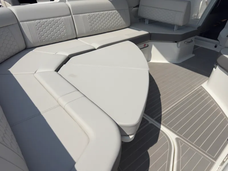 Slide: The Image of Sea Ray 320 SUNDANCER OB 2021 - 46