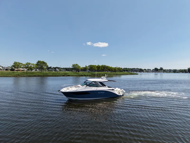 Slide: The Image of Sea Ray 320 SUNDANCER OB 2021 - 9