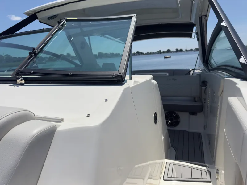 Slide: The Image of Sea Ray 320 SUNDANCER OB 2021 - 29