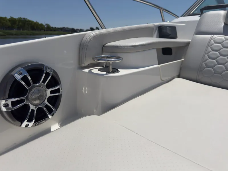 Slide: The Image of Sea Ray 320 SUNDANCER OB 2021 - 25