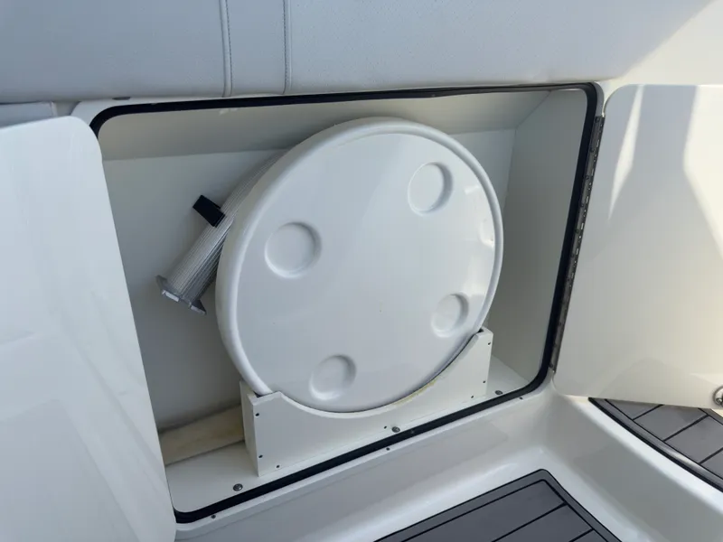 Slide: The Image of Sea Ray 320 SUNDANCER OB 2021 - 32