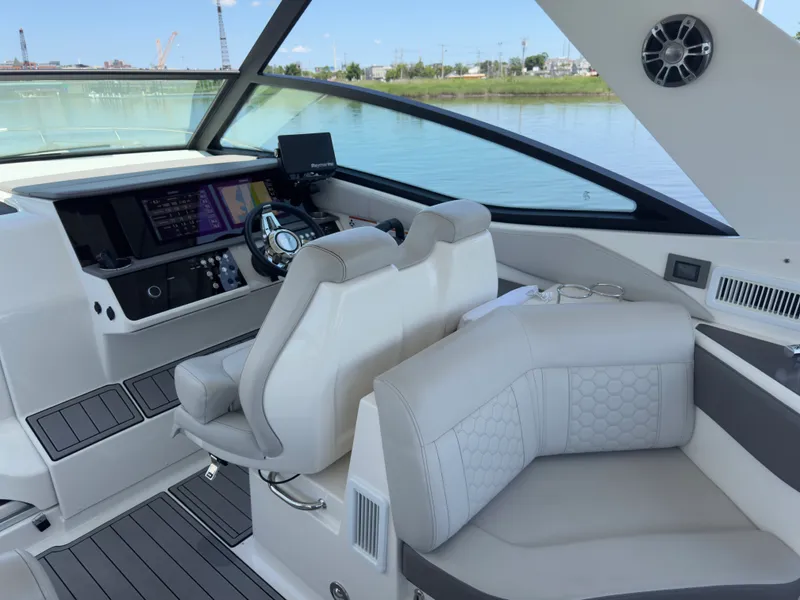Slide: The Image of Sea Ray 320 SUNDANCER OB 2021 - 48