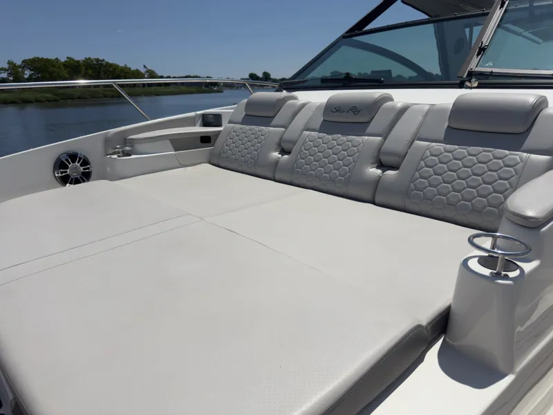 Slide: The Image of Sea Ray 320 SUNDANCER OB 2021 - 22