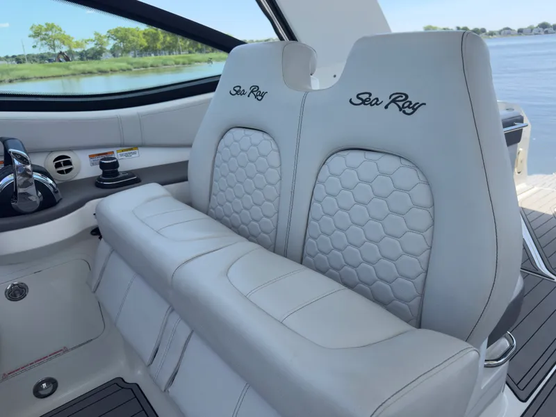 Slide: The Image of Sea Ray 320 SUNDANCER OB 2021 - 34