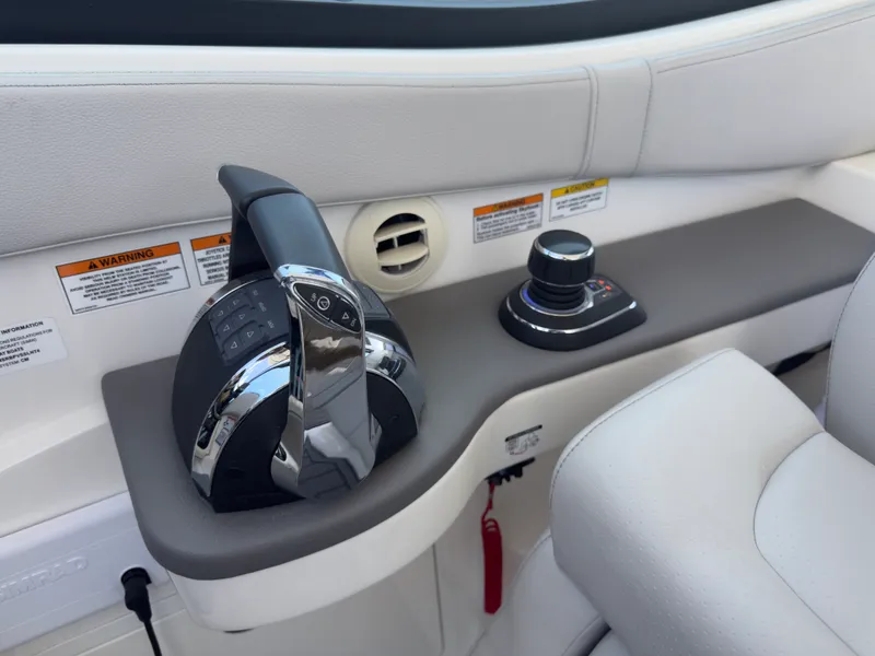 Slide: The Image of Sea Ray 320 SUNDANCER OB 2021 - 39