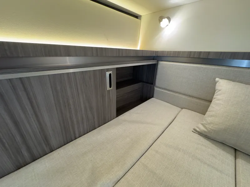 Slide: The Image of Sea Ray 320 SUNDANCER OB 2021 - 102