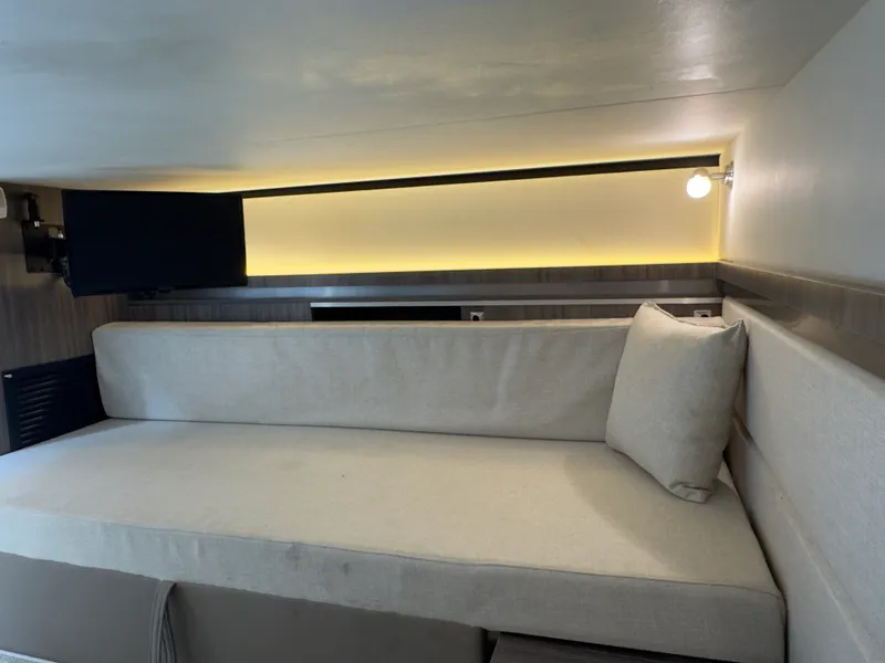 Slide: The Image of Sea Ray 320 SUNDANCER OB 2021 - 93