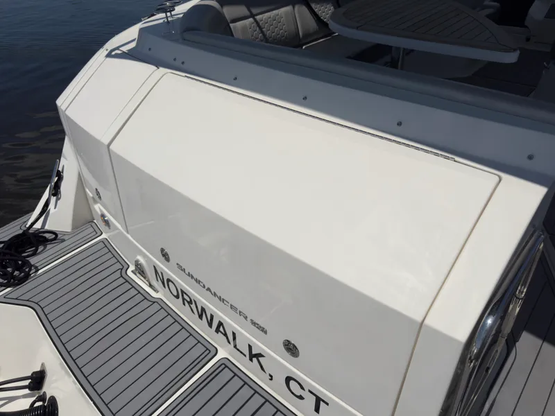 Slide: The Image of Sea Ray 320 SUNDANCER OB 2021 - 60