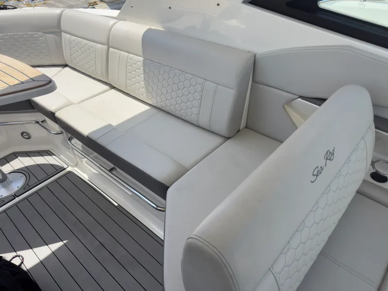 Slide: The Image of Sea Ray 320 SUNDANCER OB 2021 - 64