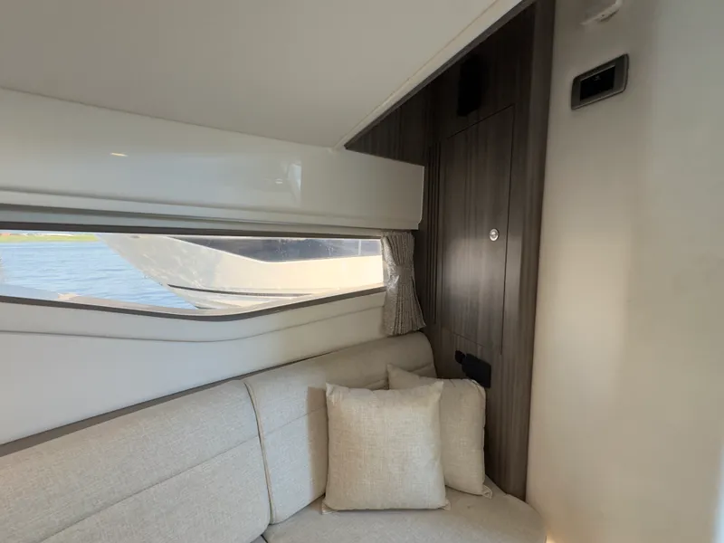 Slide: The Image of Sea Ray 320 SUNDANCER OB 2021 - 79