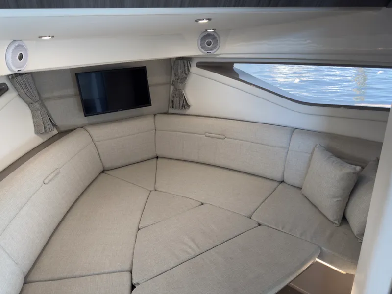 Slide: The Image of Sea Ray 320 SUNDANCER OB 2021 - 75