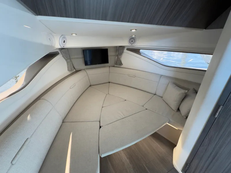 Slide: The Image of Sea Ray 320 SUNDANCER OB 2021 - 76