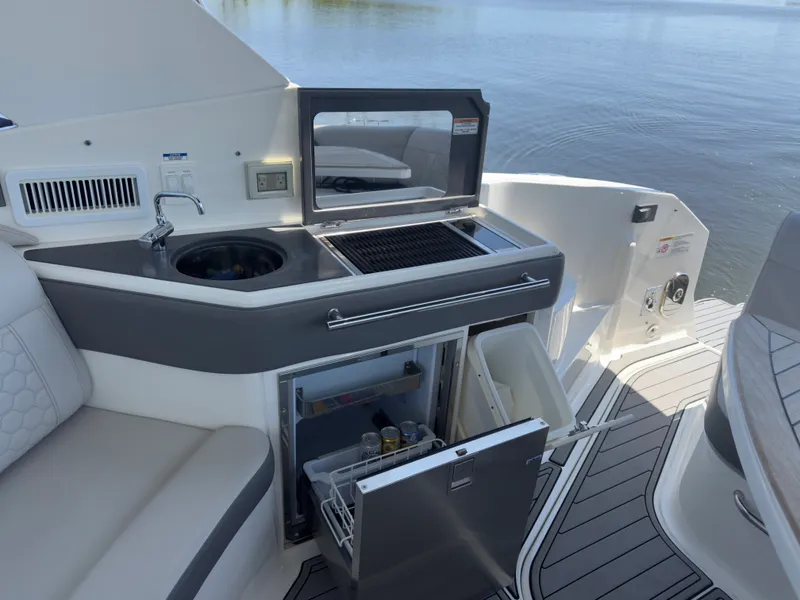 Slide: The Image of Sea Ray 320 SUNDANCER OB 2021 - 43