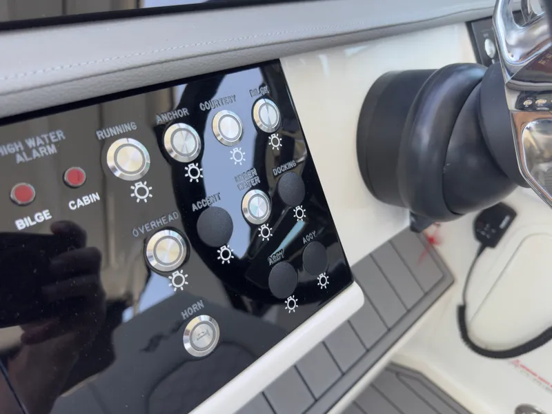Slide: The Image of Sea Ray 320 SUNDANCER OB 2021 - 36