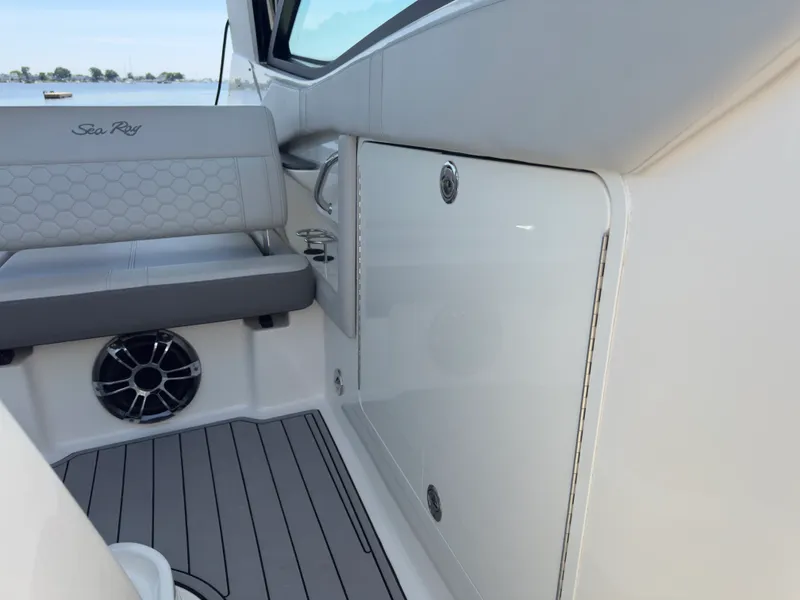Slide: The Image of Sea Ray 320 SUNDANCER OB 2021 - 31