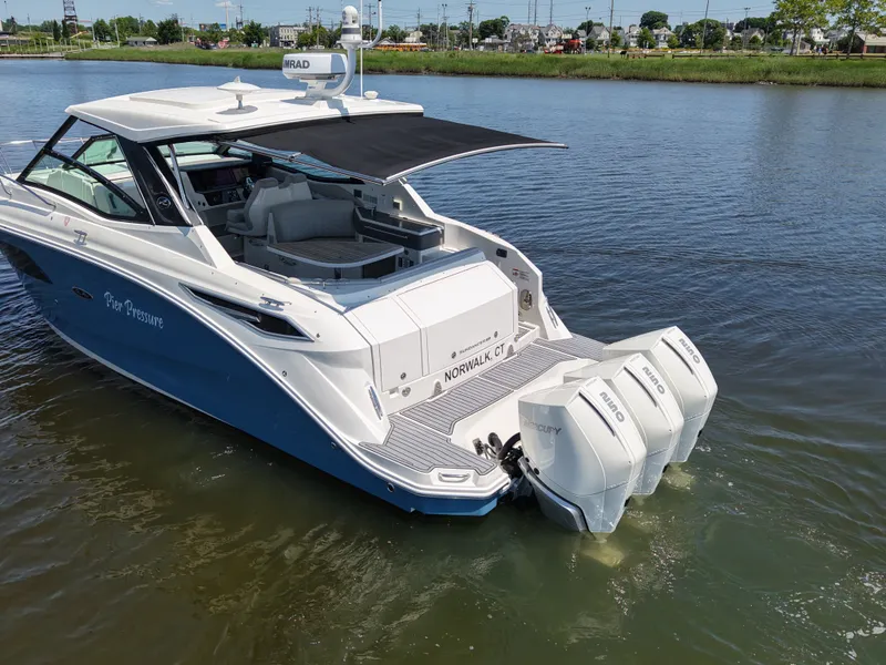 Slide: The Image of Sea Ray 320 SUNDANCER OB 2021 - 18