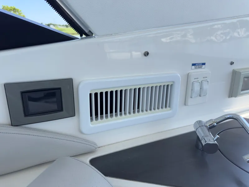Slide: The Image of Sea Ray 320 SUNDANCER OB 2021 - 40
