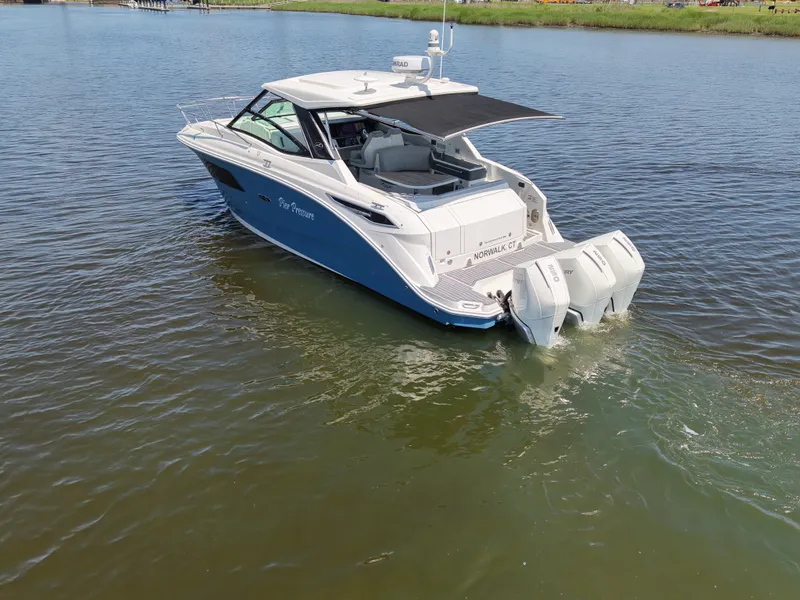 Slide: The Image of Sea Ray 320 SUNDANCER OB 2021 - 16