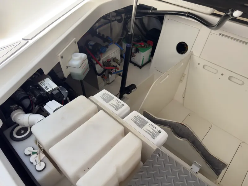 Slide: The Image of Sea Ray 320 SUNDANCER OB 2021 - 110