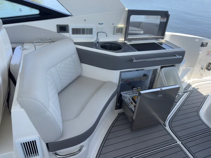 Slide: The Image of Sea Ray 320 SUNDANCER OB 2021 - 42