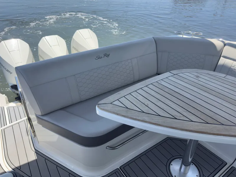 Slide: The Image of Sea Ray 320 SUNDANCER OB 2021 - 44