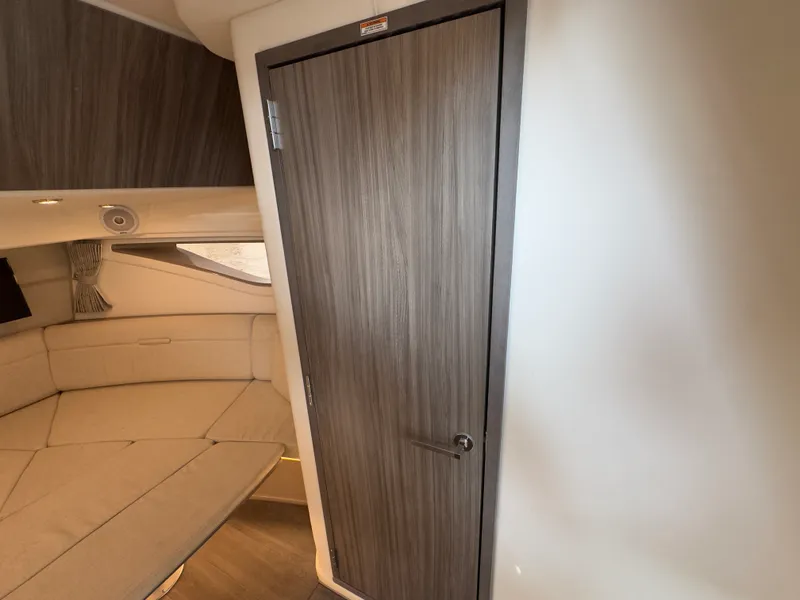 Slide: The Image of Sea Ray 320 SUNDANCER OB 2021 - 83