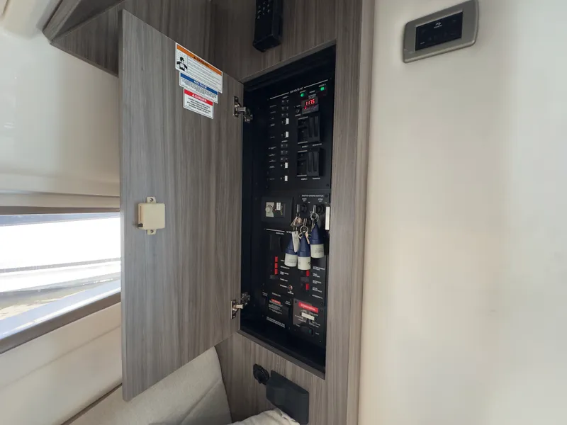 Slide: The Image of Sea Ray 320 SUNDANCER OB 2021 - 81
