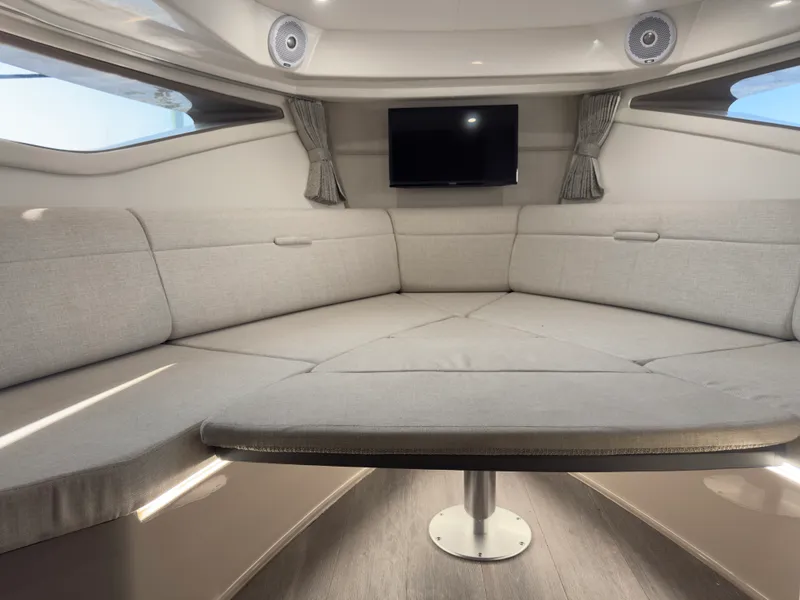 Slide: The Image of Sea Ray 320 SUNDANCER OB 2021 - 74