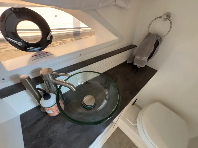 Slide: The Image of Sea Ray 320 SUNDANCER OB 2021 - 86