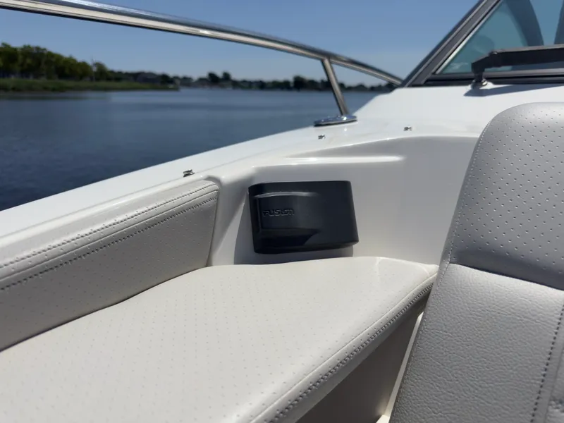 Slide: The Image of Sea Ray 320 SUNDANCER OB 2021 - 26