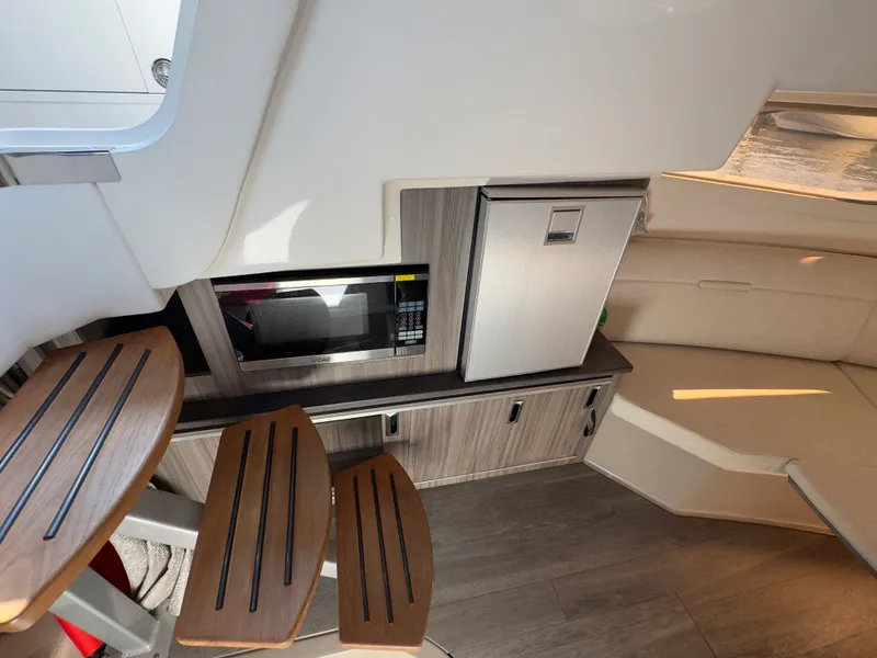 Slide: The Image of Sea Ray 320 SUNDANCER OB 2021 - 70
