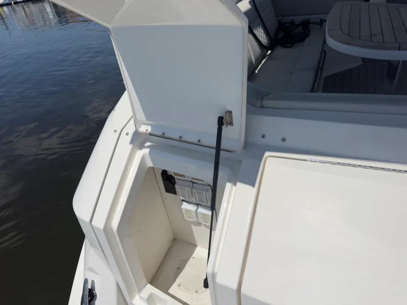 Slide: The Image of Sea Ray 320 SUNDANCER OB 2021 - 56