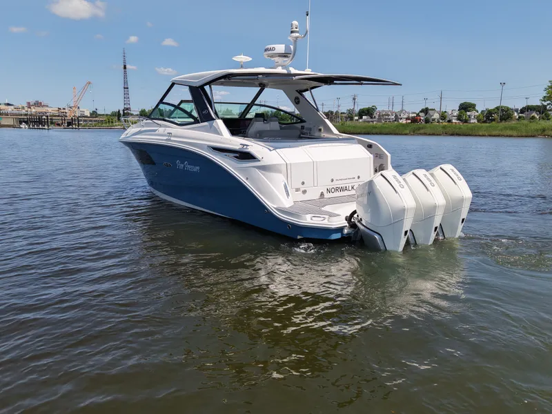 Slide: The Image of Sea Ray 320 SUNDANCER OB 2021 - 17
