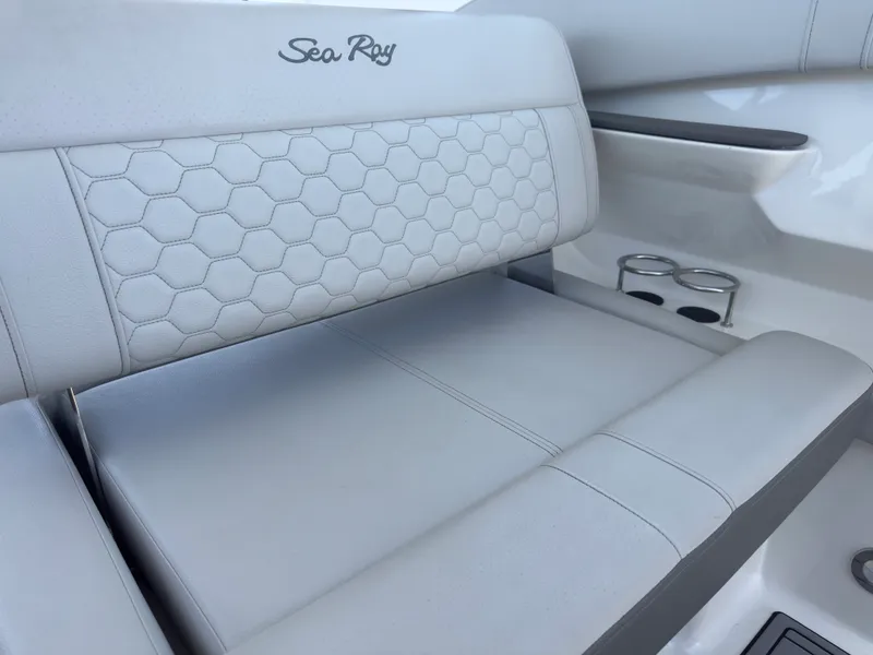 Slide: The Image of Sea Ray 320 SUNDANCER OB 2021 - 33