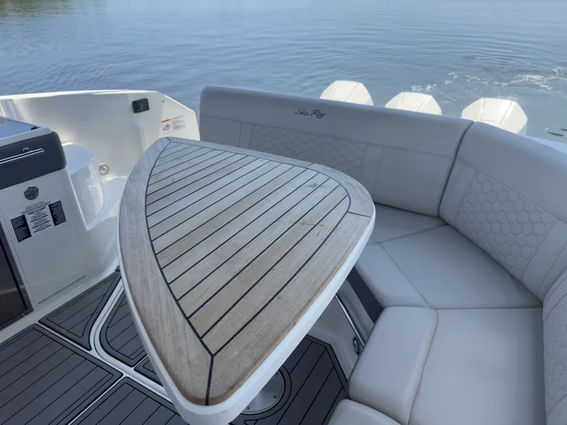 Slide: The Image of Sea Ray 320 SUNDANCER OB 2021 - 45