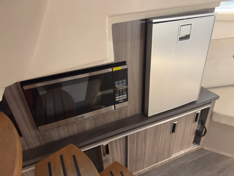 Slide: The Image of Sea Ray 320 SUNDANCER OB 2021 - 71
