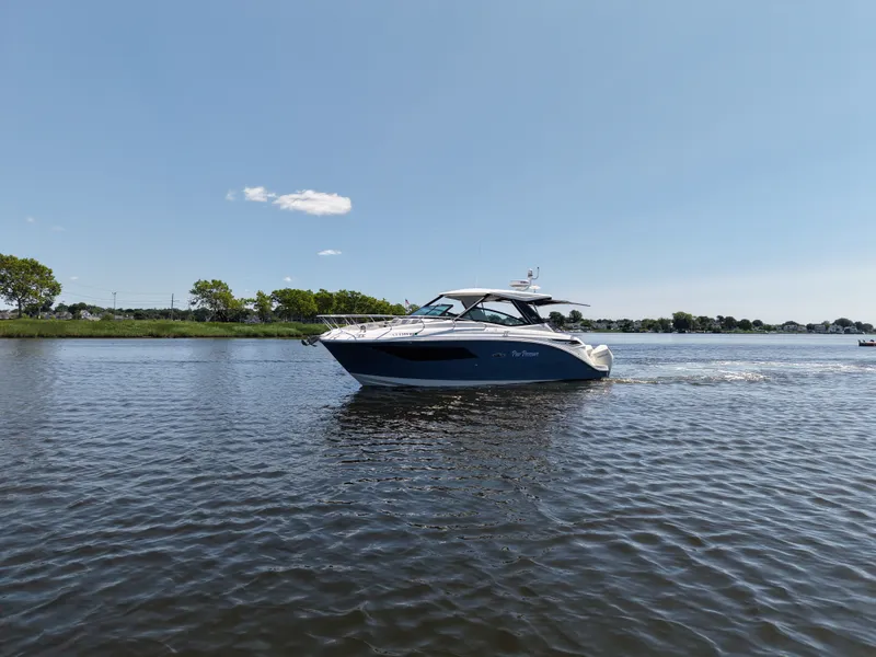 Slide: The Image of Sea Ray 320 SUNDANCER OB 2021 - 10