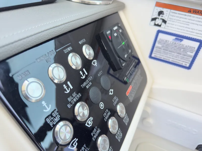 Slide: The Image of Sea Ray 320 SUNDANCER OB 2021 - 37