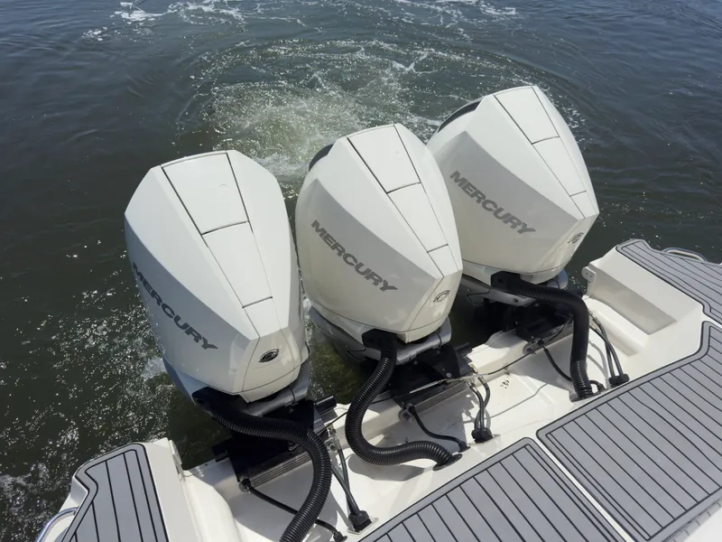 Slide: The Image of Sea Ray 320 SUNDANCER OB 2021 - 55
