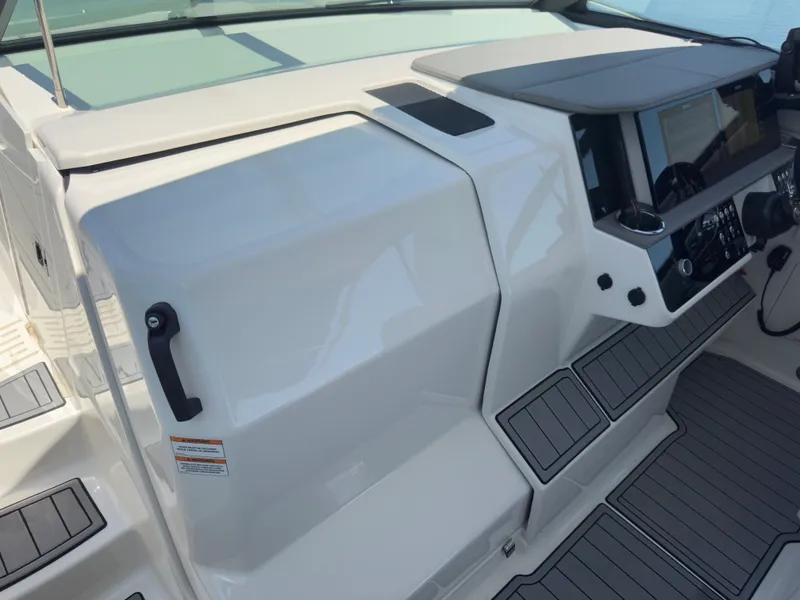 Slide: The Image of Sea Ray 320 SUNDANCER OB 2021 - 68