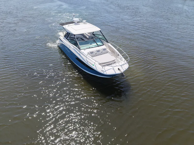 Slide: The Image of Sea Ray 320 SUNDANCER OB 2021 - 12