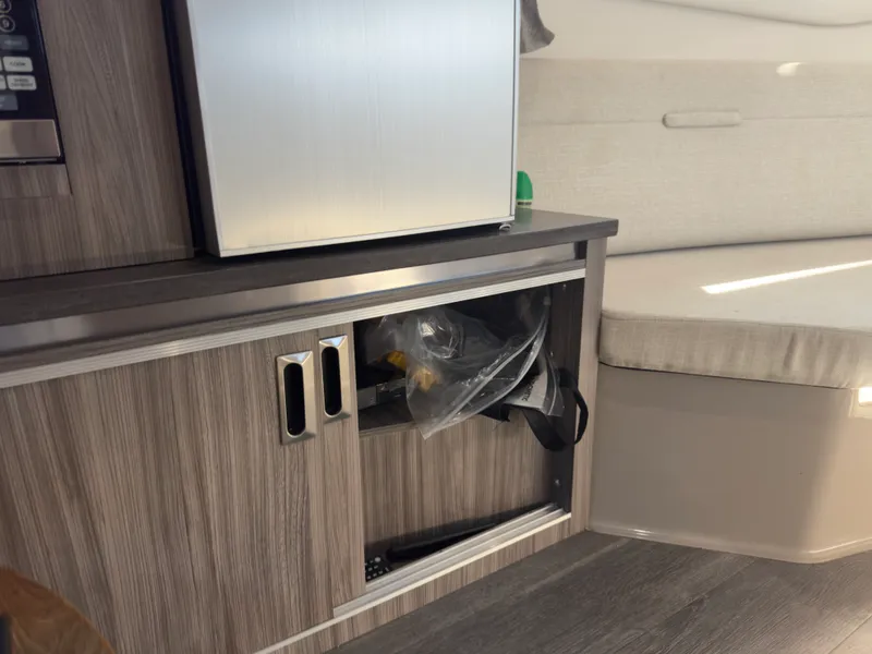 Slide: The Image of Sea Ray 320 SUNDANCER OB 2021 - 72