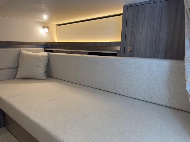 Slide: The Image of Sea Ray 320 SUNDANCER OB 2021 - 92