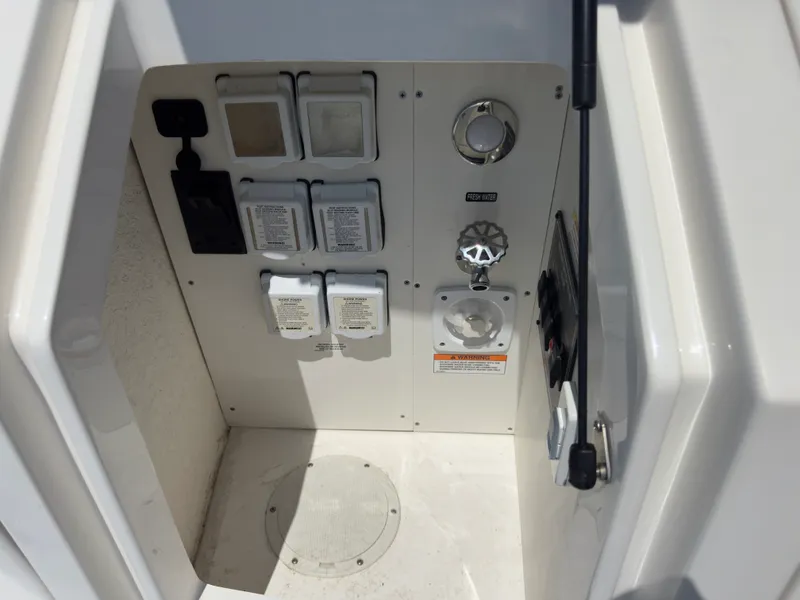 Slide: The Image of Sea Ray 320 SUNDANCER OB 2021 - 57
