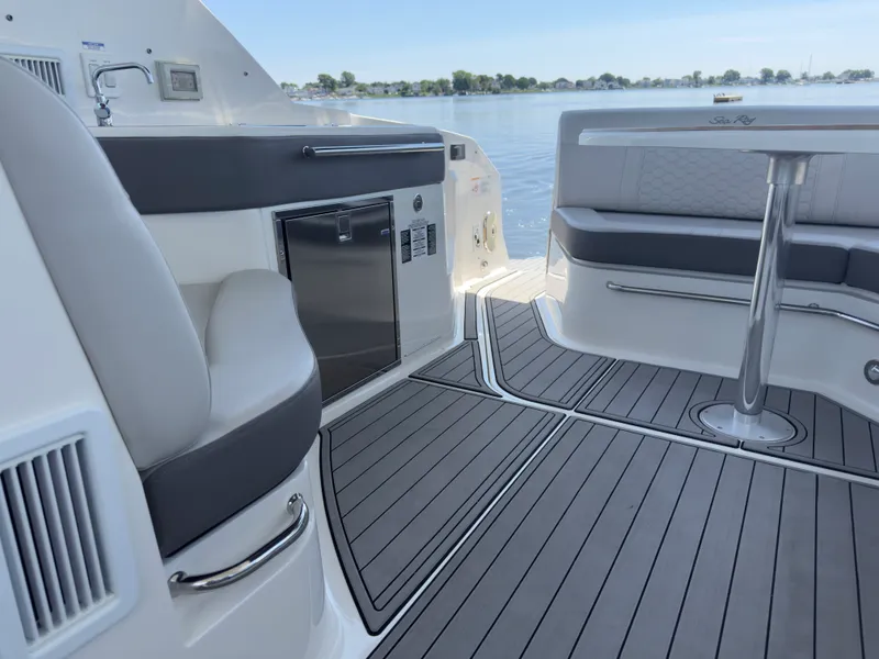 Slide: The Image of Sea Ray 320 SUNDANCER OB 2021 - 63
