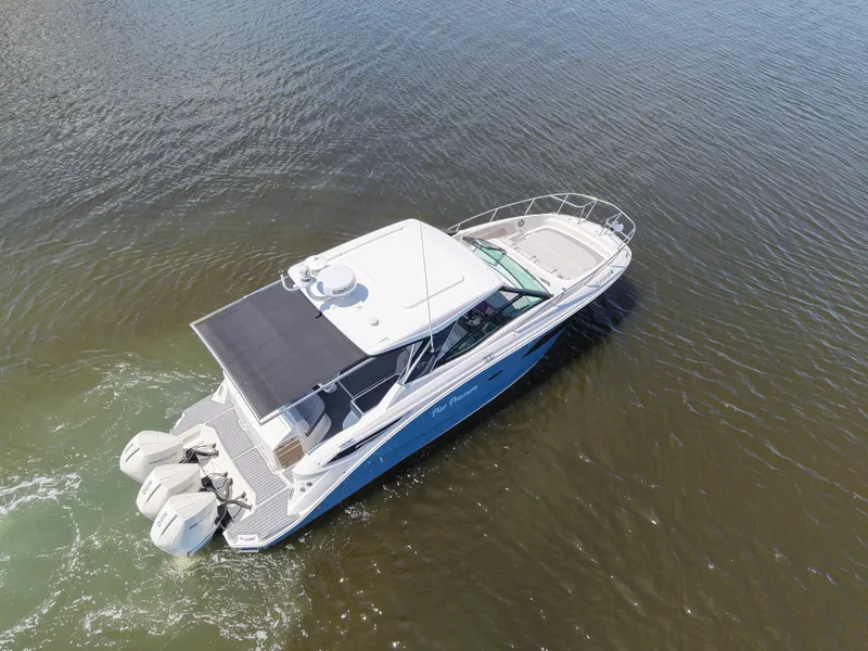 Slide: The Image of Sea Ray 320 SUNDANCER OB 2021 - 13